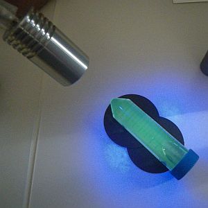 励起発光用卓上デスクUVライト照射蛍光発色状況（フローレッセン黄緑）