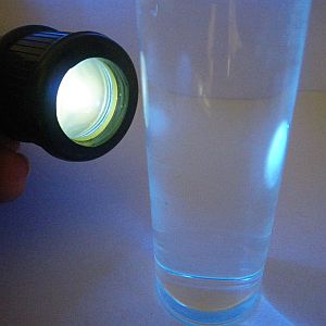 水文・地下水調査用トレーサー染料を含まない水に紫外線ライトを照射