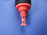 観測井用キャップの下端部にある井戸孔内に機器をつるすための穴