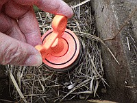 井戸キャップにロックをかけているところ